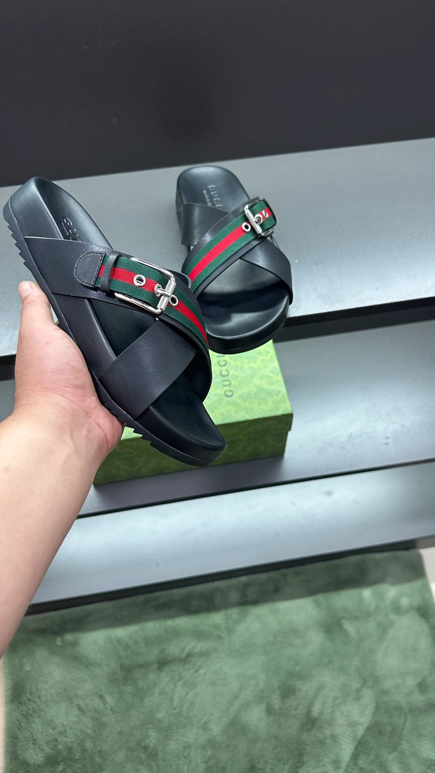 [G Home New Style] P: 300💰Men's size 39~45, (46. Customized) This slipper is made of GG polyester fiber and is decorated with a Gucci label on the front, which adds a striking logo feel to the style. "Gucci Made in Italy" stamped label Rubber sole Flat Made in Italy